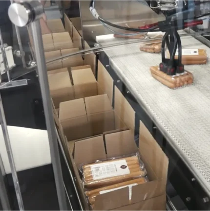 cajas en fila siendo selladas por la selladora de cajas