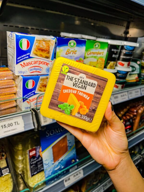 etiqueta adhesiva par queso en supermercado